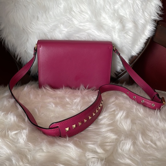 100% AUTHENTIC VALENTINO ROCKSTUD CROSSBODY BAG IN LEATHER FUSHIA. - Picture 4 of 8